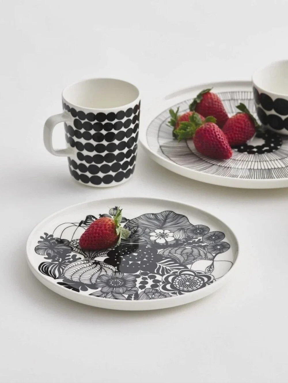 Marimekko Oiva Siirtolapuutarah Black White Floral Retro Salad Plates Stoneware